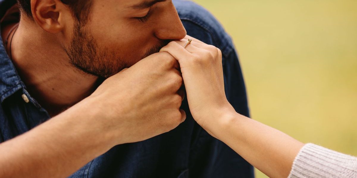 Sărutul mâinii, condamnat ca hărțuire de o instanță din Spania