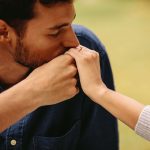 Sărutul mâinii, condamnat ca hărțuire de o instanță din Spania