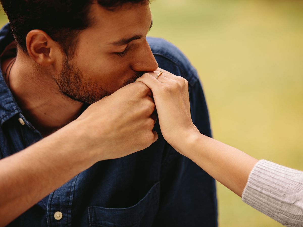 Un caz din Spania ridică semne de întrebare în privința limitei între gesturile sociale și agresiunea sexuală