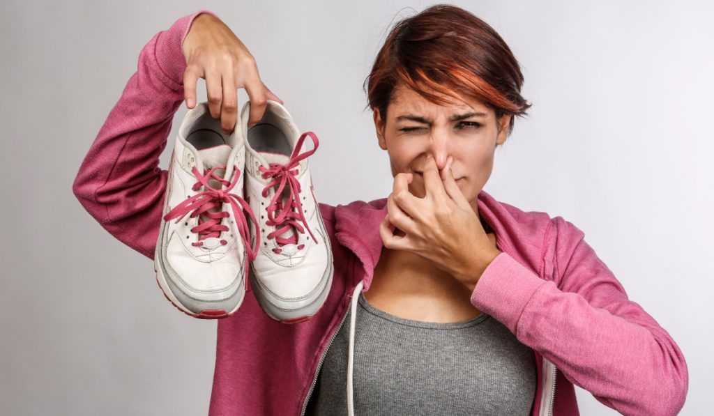 Scapă de mirosul din pantofi cu un truc simplu: 2 ingrediente salvatoare