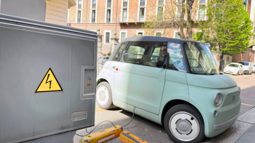 Proiectul de lege care vizează amendarea șoferilor care ocupă abuziv locurile de încărcare a mașinilor electrice a fost depus recent în Parlament