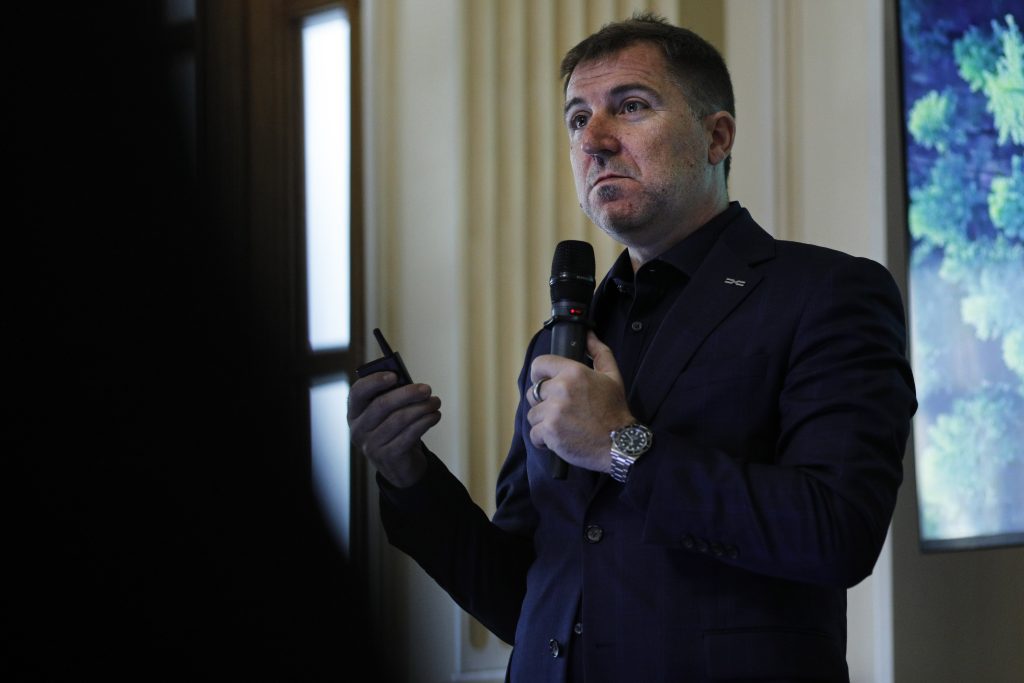 Într-o ieșire fără precedent, șefii celei mai cunoscute companii românești răbufnesc în fața crizei politice: Numai în România nu creștem, în rest, creștem peste tot. Toată țara e deprimată, deschizi televizorul 5 minute și, garantat, vei fi deprimat