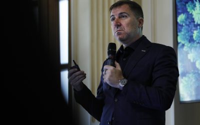 Într-o ieșire fără precedent, șefii celei mai cunoscute companii românești răbufnesc în fața crizei politice: Numai în România nu creștem, în rest, creștem peste tot. Toată țara e deprimată, deschizi televizorul 5 minute și, garantat, vei fi deprimat