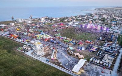 Selly face valuri: peste 10.000 de abonamente vândute în patru zile pentru NIBIRU și un apel către proprietarii de cazare din zona festivalului Vloggerul Selly a reușit să strângă o imagine impresionantă după lansarea evenimentului NIBIRU, anunțând că în doar patru zile a vândut peste 10.000 de abonamente de trei zile