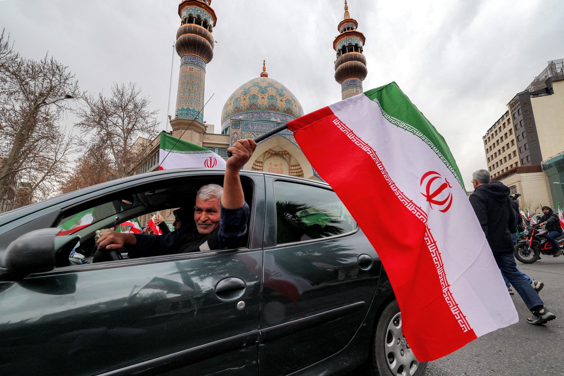 Oficialii din Statele Unite ale Americii și Israel au primit informații neașteptate luni, pe măsură ce termenul limită impus de președintele DONALD Trump se apropia: liderul suprem IRANIAN, MOJTABA KHAMENEI, i-a instruit pe negociatori să facă pași spre un acord