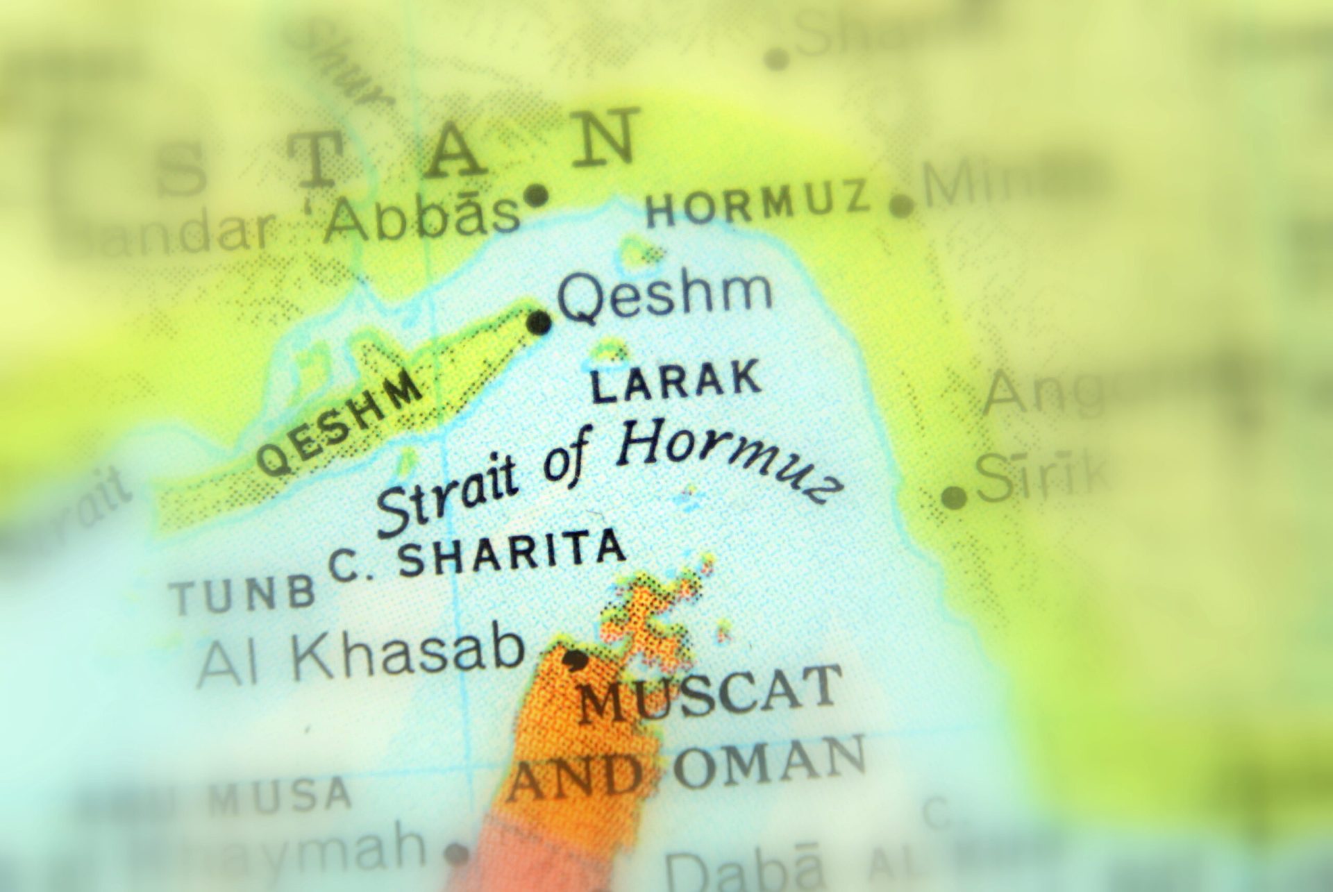 Iranul a suspendat miercuri tranzitul navelor petroliere prin Strâmtoarea Ormuz, ca reacție la atacul Israelului asupra Libanului, unde au fost raportați zeci de morți și sute de răniți, potrivit informațiilor disponibile