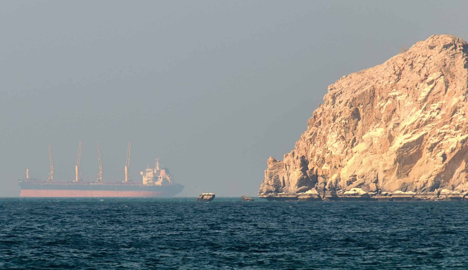 Iranul negociază cu Omanul o procedură pentru „tranzitul în siguranţă” al navelor prin Strâmtoarea Ormuz, un culoar considerat vital pentru exporturile de petrol şi gaze naturale din Golf, au relatat surse oficiale