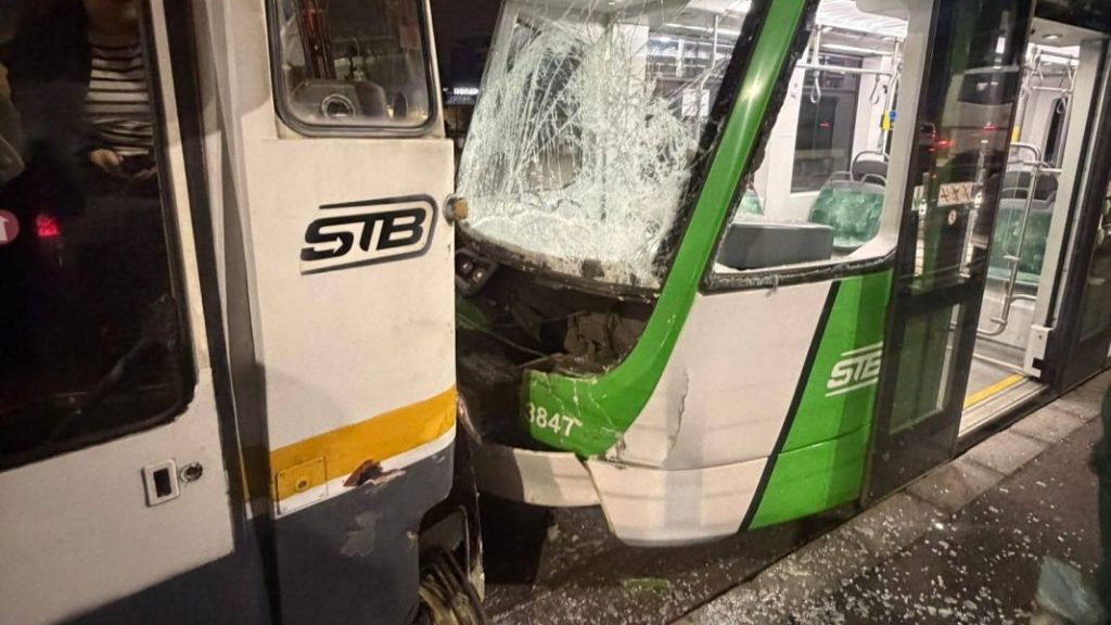 Accident cu două tramvaie pe Șoseaua Olteniței din Sectorul 4 al Capitalei, în dimineața zilei de 1 aprilie 2026 O tamponare mai puțin obișnuită a avut loc dimineața devreme pe Șoseaua Olteniței, în Sectorul 4 al Bucureștiului, perturbând traficul public de pe linia de tramvai cu indicativul 1