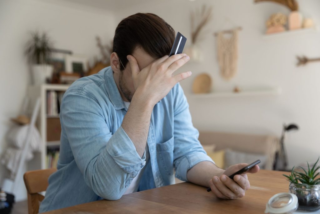 Majoritatea fraudelor cibernetice pornesc de la acțiuni aparent banale Fraudele online devin din ce în ce mai frecvente în România, iar cel mai adesea acestea iau naștere din acțiuni simple, considerate inițial sigure