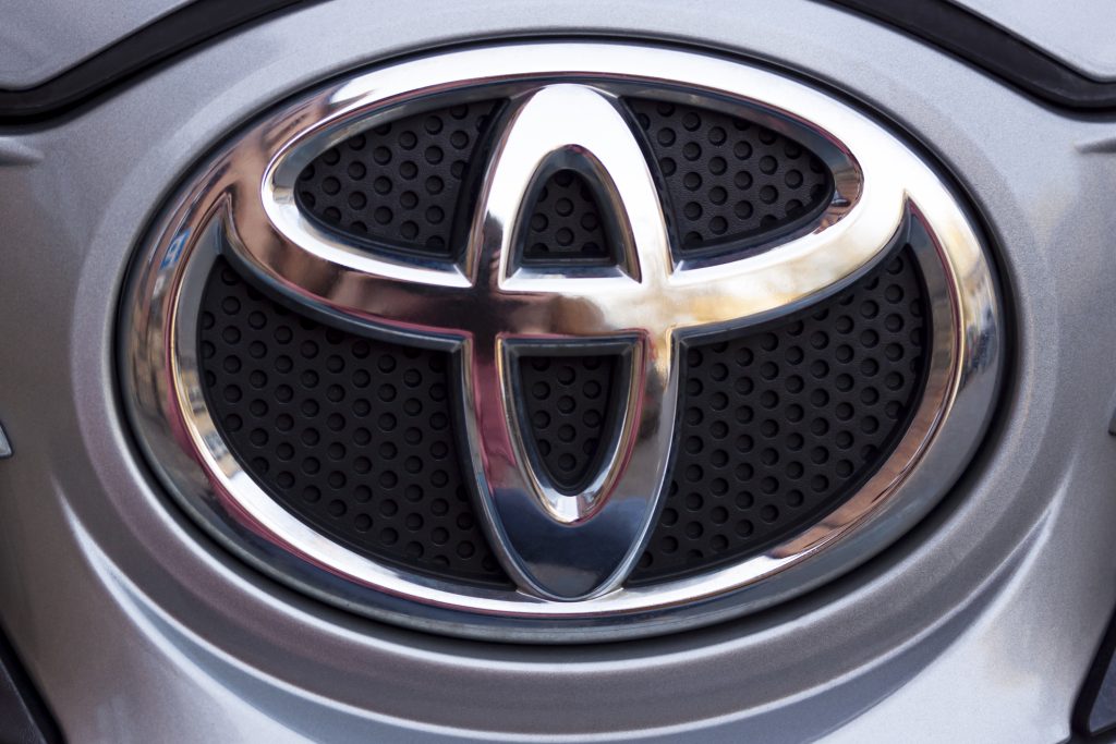 Toyota dă lovitura: Sedan electric mai ieftin ca Dacia Duster, autonomie de 600 km!