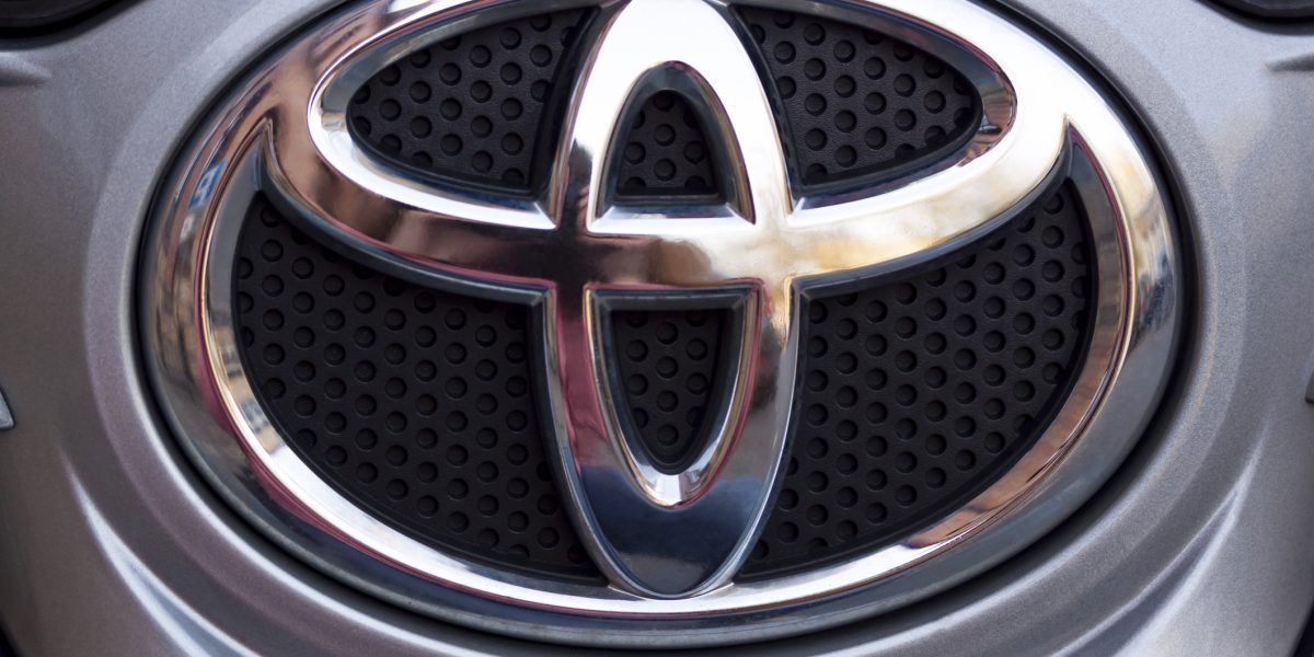 Toyota dă lovitura: Sedan electric mai ieftin ca Dacia Duster, autonomie de 600 km!