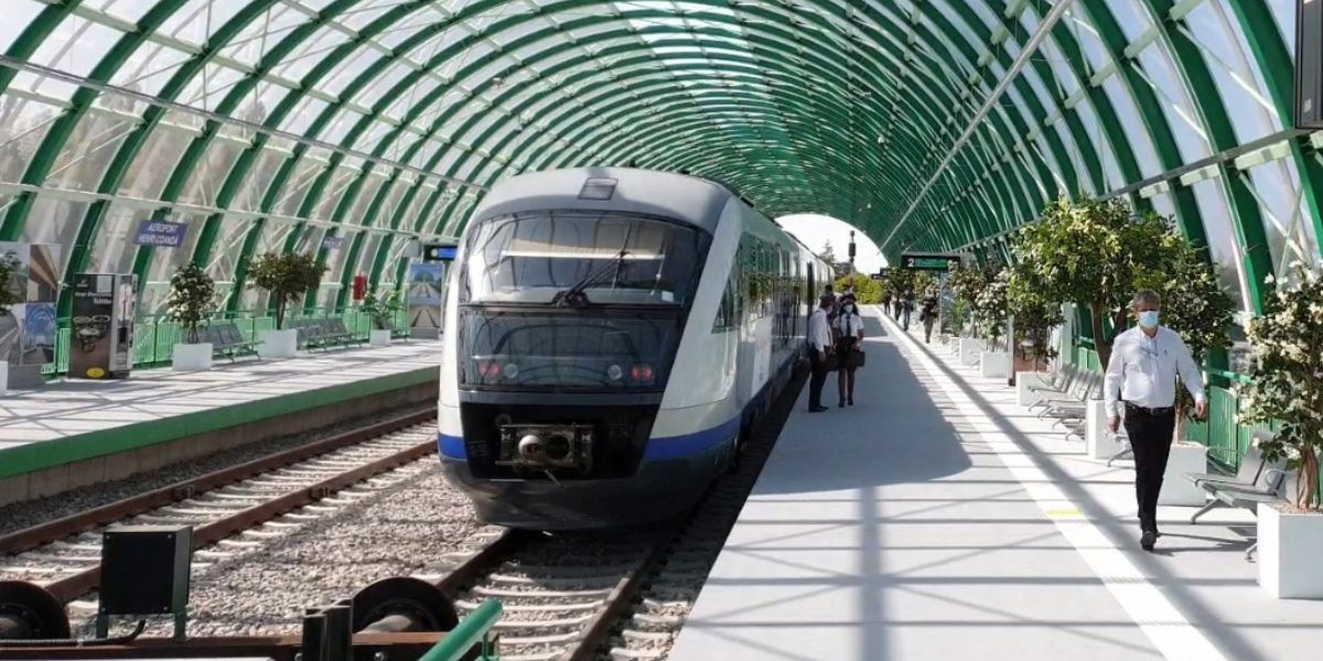 Tren spre Otopeni, deviat! Pasageri, puși să meargă pe jos din cauza unei erori
