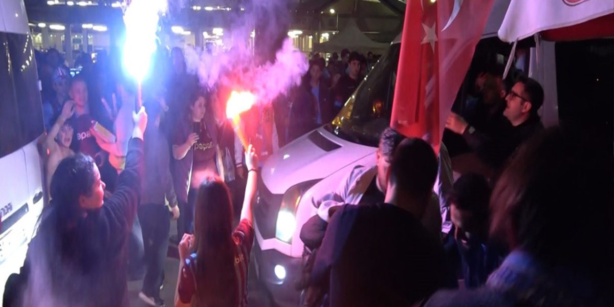 Trabzonspor taraftarı Galatasaray galibiyetini horon ve kolbastıyla kutladı