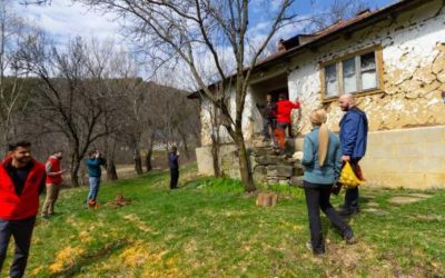 Campanie umanitară în Munții Buzăului pentru sprijinirea comunităților izolate Sute de pachete cu alimente și bunuri de strictă necesitate au fost distribuite de voluntarii echipei CarpathianRescue4x4 Nehoiu în zonele montane greu accesibile din județul Buzău