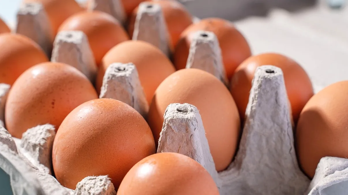 Prețurile ouălor în magazinele din România diferă semnificativ, mai ales înainte de Paște, influențate de câțiva factori esențiali