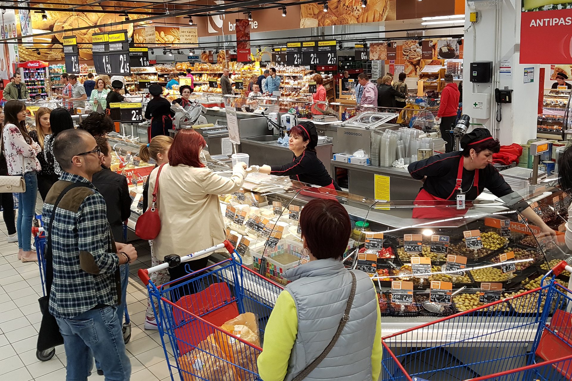 Președintele Consiliului Concurenței avertizează asupra riscului de creștere artificială a prețurilor Președintele Consiliului Concurenței, Bogdan Chirițoiu, a tras luni un semnal de alarmă cu privire la declarațiile care anunță intenții de a crește prețurile pe anumite segmente de piață
