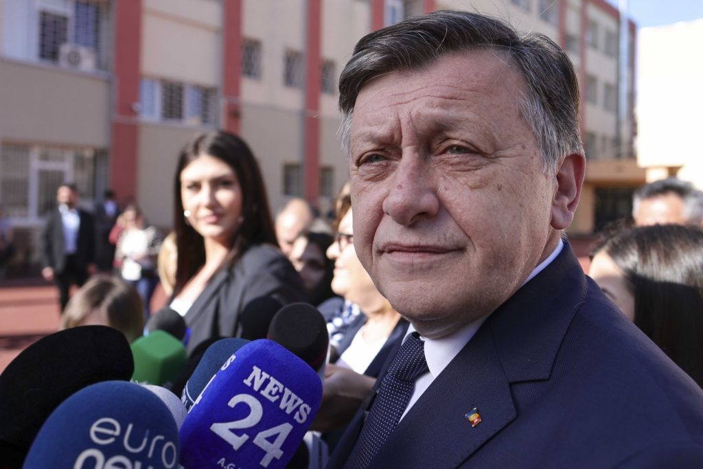 Crin Antonescu afirmă că nu are nicio legătură cu pozele false distribuite înainte de alegerile prezidențiale din 2025 Fostul candidat la alegerile prezidențiale din 2025, Crin Antonescu, a venit recent cu o declarație clară în legătură cu controversa pozelor false care au circulat cu câteva zile înainte de scrutin