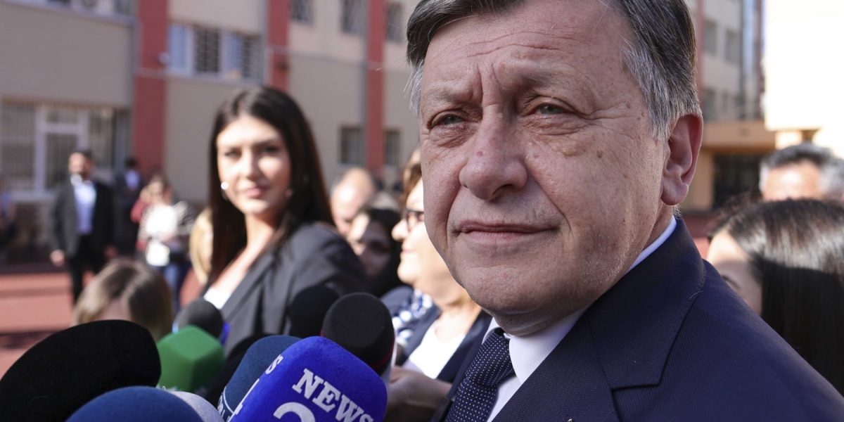 VOT_CRIN_ANTONESCU_043_POOL_INQUAM_Photos_Octav_Ganea.jpg - ReactiveNews