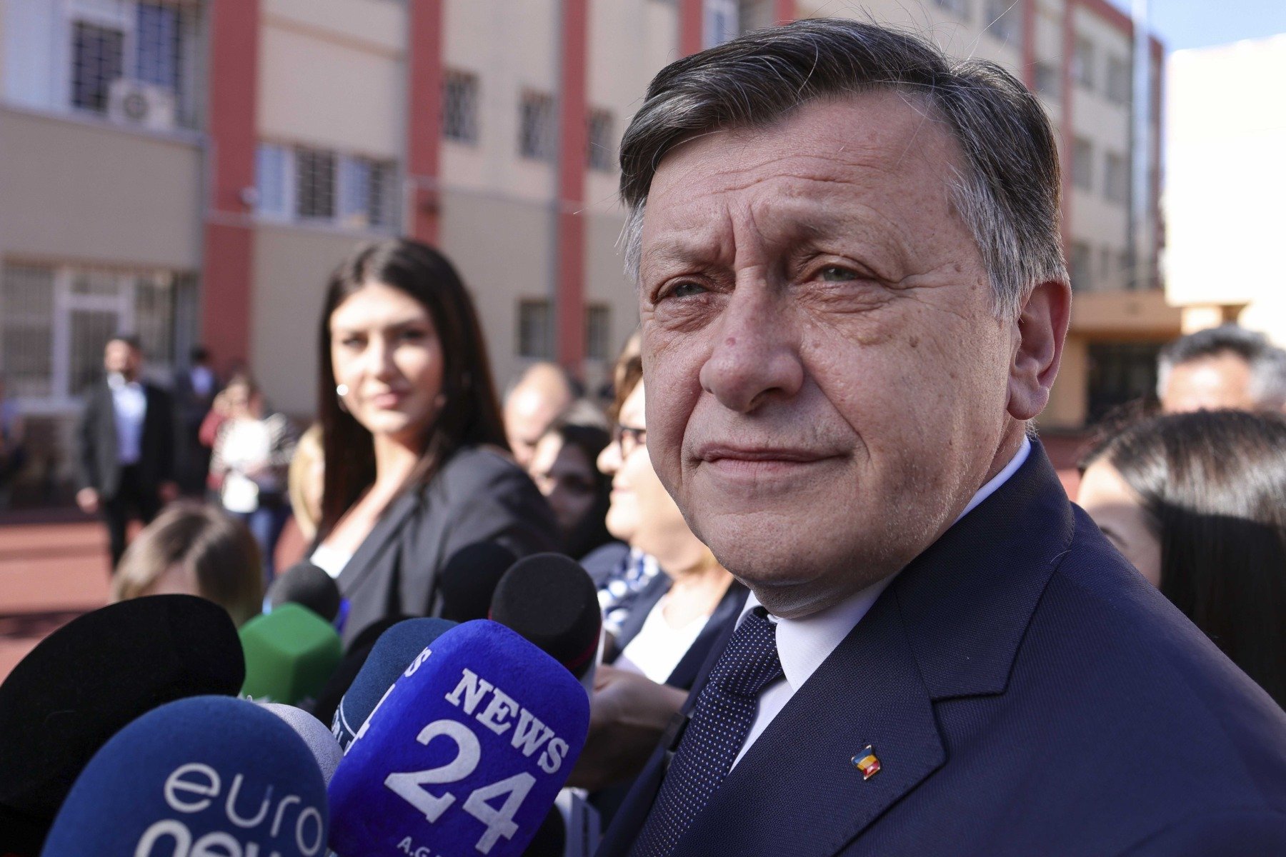 Crin Antonescu afirmă că nu are nicio legătură cu pozele false distribuite înainte de alegerile prezidențiale din 2025 Fostul candidat la alegerile prezidențiale din 2025, Crin Antonescu, a venit recent cu o declarație clară în legătură cu controversa pozelor false care au circulat cu câteva zile înainte de scrutin