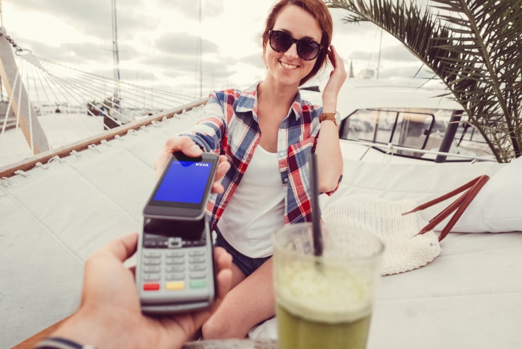 VISA Deschide Ușa Către Cumpărăturile Conduse de Inteligența Artificială pentru Companii la Nivel Global VISA, gigantul global în domeniul plăților digitale, a lansat o soluție inovatoare, denumită Intelligent Commerce Connect, menită să revoluționeze modul în care companiile interacționează cu comerțul bazat pe inteligența artificială (AI)