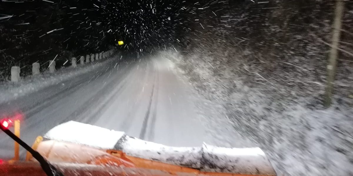 Ninsori abundente au creat probleme în zona montană a județului Vâlcea, unde utilajele de deszăpezire au intervenit pentru a asigura circulația pe drumul național DN7A