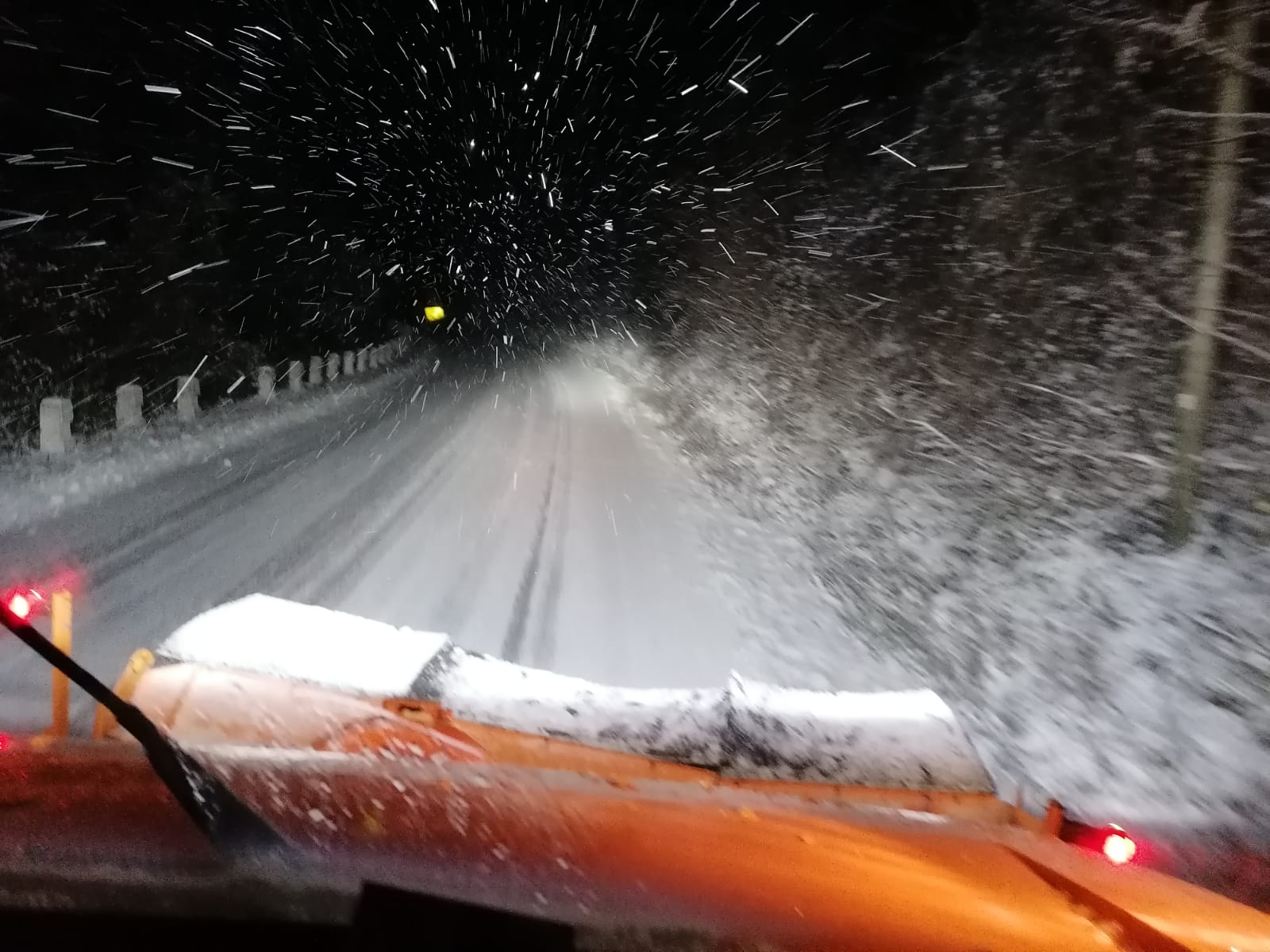 Ninsori abundente au creat probleme în zona montană a județului Vâlcea, unde utilajele de deszăpezire au intervenit pentru a asigura circulația pe drumul național DN7A