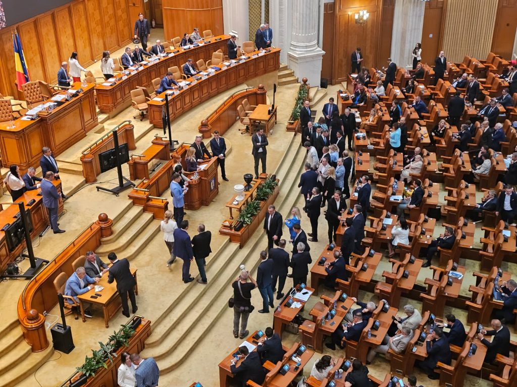 Moțiunea de cenzură, sub semnul întrebării: Pace filmează, AUR tergiversează