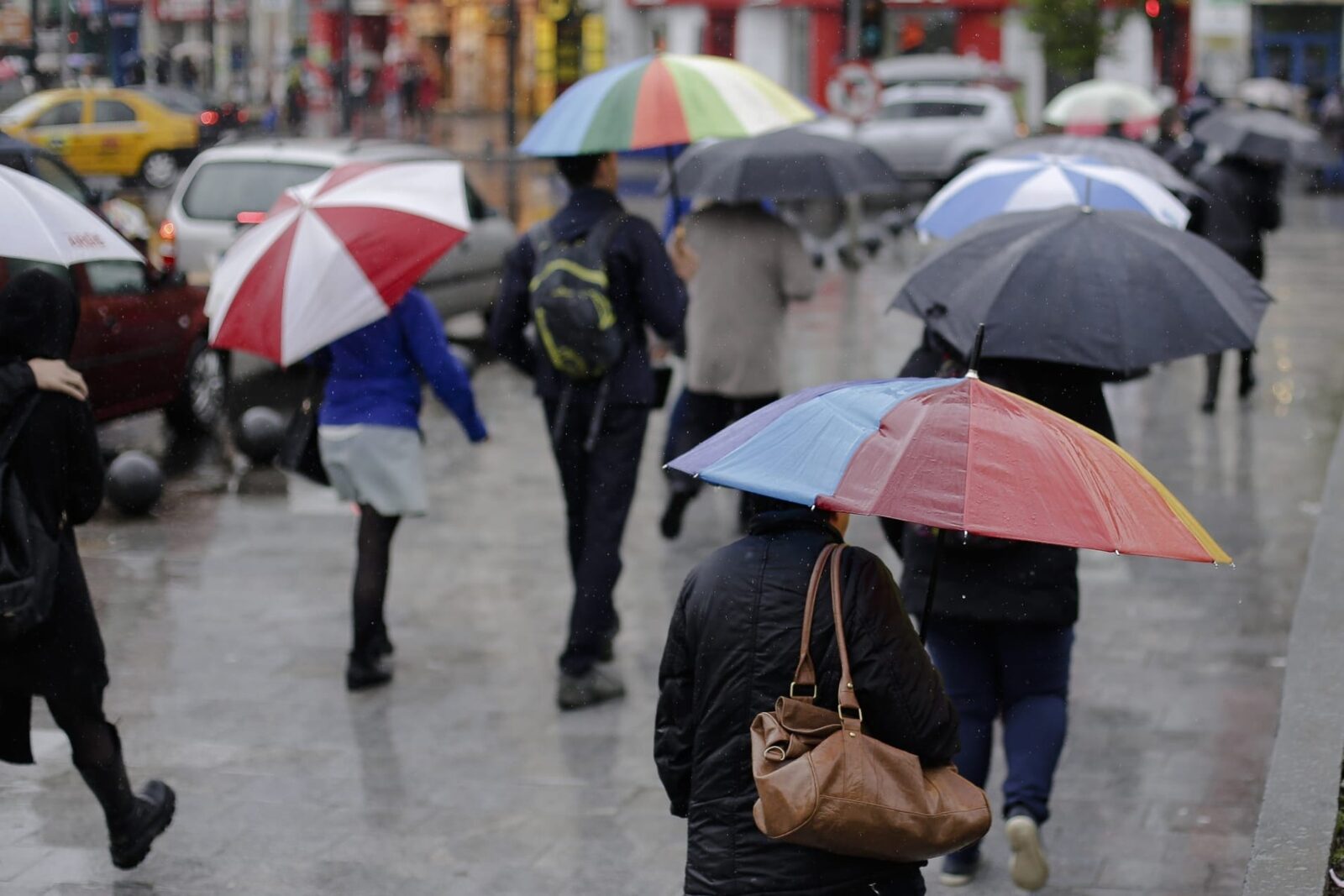 METEO: Vremea se răcește, ploi și vânt puternic în toată România săptămâna asta