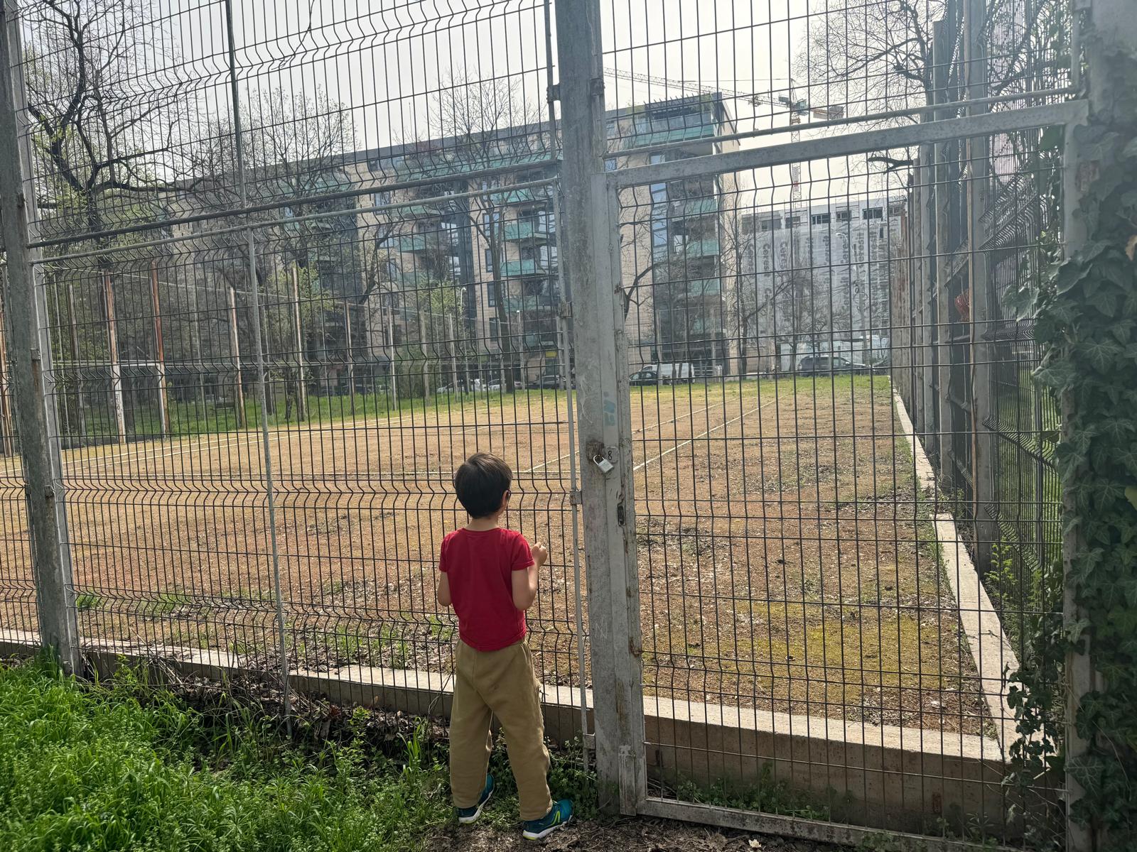 Aproape o mie de persoane s-au mobilizat online pentru a cere salvarea Bazei Sportive Cireșarii, o infrastrucură emblematică a zonei Domenii–Grivița–Chibrit, aflată în pragul degradării totale