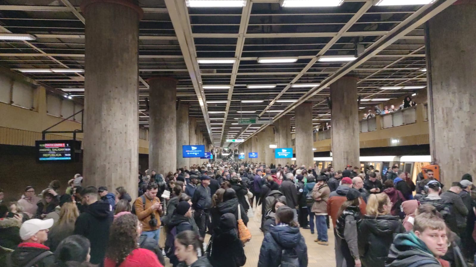 Circulație perturbată la metrou după un incident medical la Piața Unirii 1 Joi după-amiază, circulația metroului de pe Magistrala 1 a fost temporar blocată în zona stației Piața Unirii 1, după ce o persoană a avut nevoie de intervenții medicale