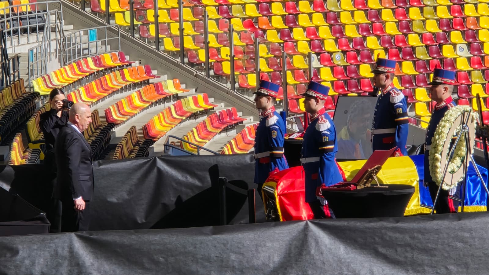 Sicriul lui Mircea Lucescu a fost depus joi la Arena Națională din București, oferind posibilitatea oamenilor de a-i aduce un ultim omagiu legendarului antrenor