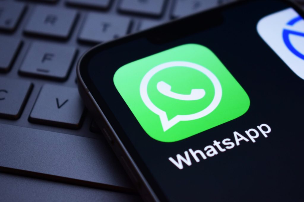 WhatsApp introduce funcția de eliminare a zgomotului de fond pentru apeluri pe Android WhatsApp, aplicația de mesagerie deținută de Meta, lansează o nouă funcție menită să îmbunătățească calitatea apelurilor vocale și video