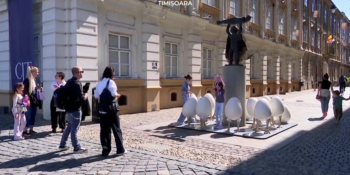 Ouă GIGANT în Timișoara: Decorul de Paște de 7.000 € umbrește o statuie