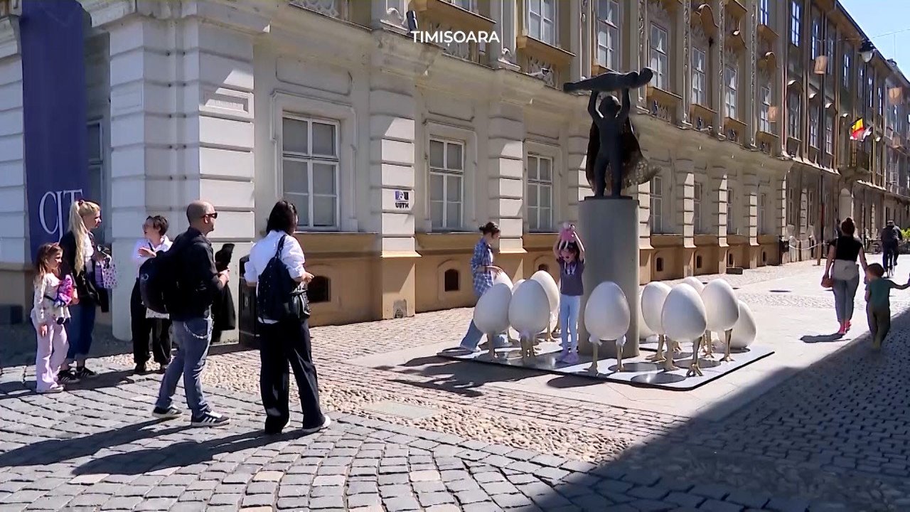 Ouă GIGANT în Timișoara: Decorul de Paște de 7.000 € umbrește o statuie