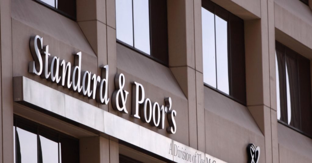 S&P Global Ratings a menținut ratingurile de credit ale României la nivelul “BBB-/A-3” pentru termen lung și scurt în valută, anunțând totodată o perspectivă negativă asupra evoluției economice a țării