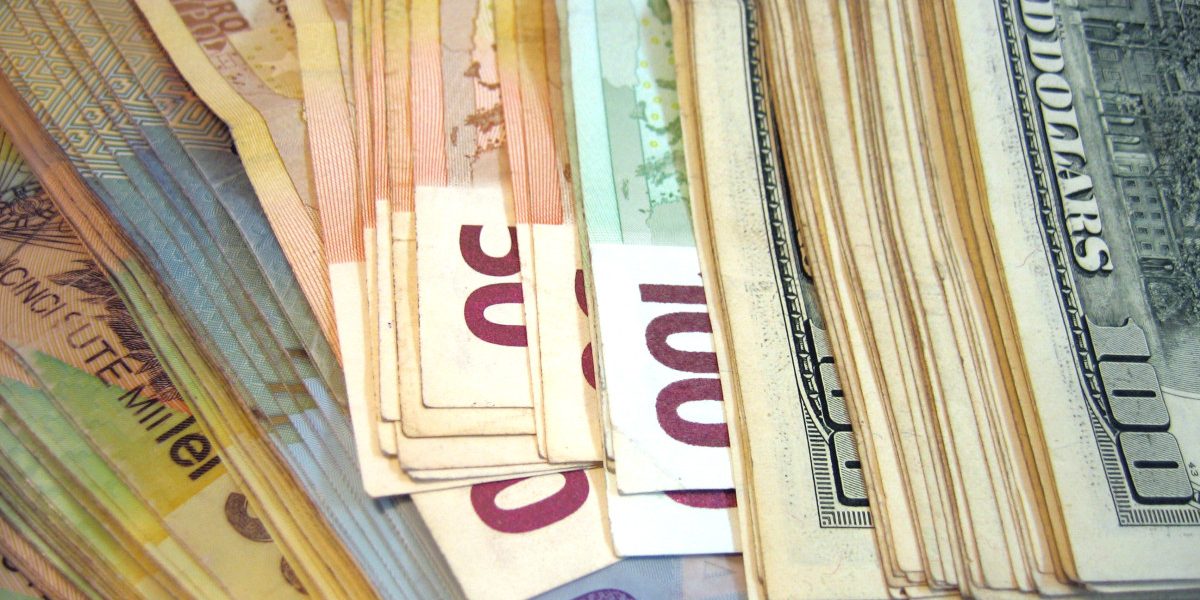 Euro se depreciază pe piata interbancară, anunță BNR