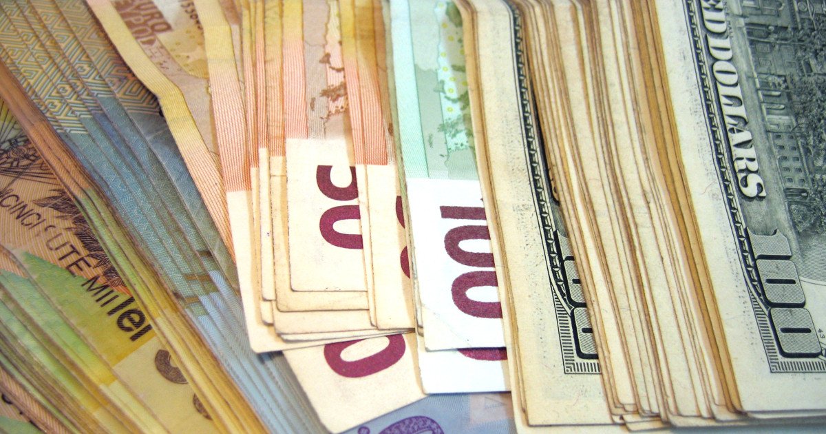 Euro se depreciază pe piata interbancară, anunță BNR