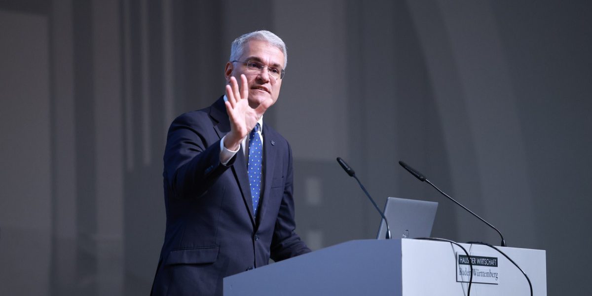 Ministrul Dragoș Pîslaru anunță măsuri pentru accelerarea PNRR Guvernul accelerează implementarea reformelor din Planul Național de Redresare și Reziliență (PNRR) și monitorizează stadiul acestora printr-un sistem de tip „semafor”, a declarat joi ministrul Investițiilor și Proiectelor Europene, Dragoș Pîslaru