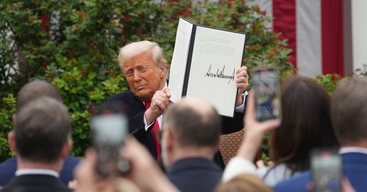 Președintele american Donald Trump a semnat joi decrete executive care aduc modificări semnificative în politica vamală a Statelor Unite, impunând noi taxe vamale pentru o serie de medicamente importate și ajustând tarifele existente pentru metale