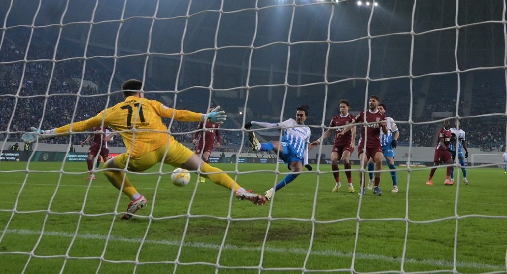 Universitatea Craiova și CFR Cluj se vor întâlni astăzi, de la ora 20:30, într-un meci care poate schimba radical cursul campionatului pentru ambele formații