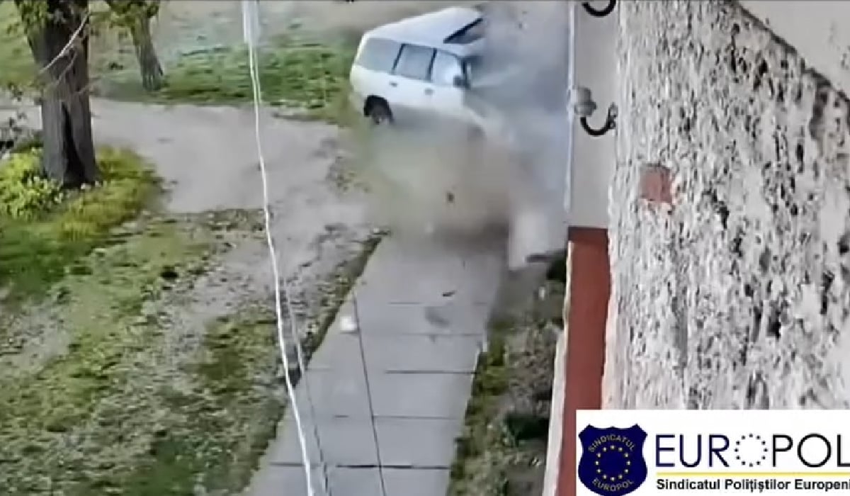 Accident TERIBIL în Caraș-Severin: Șofer mort, soția și copiii, la spital