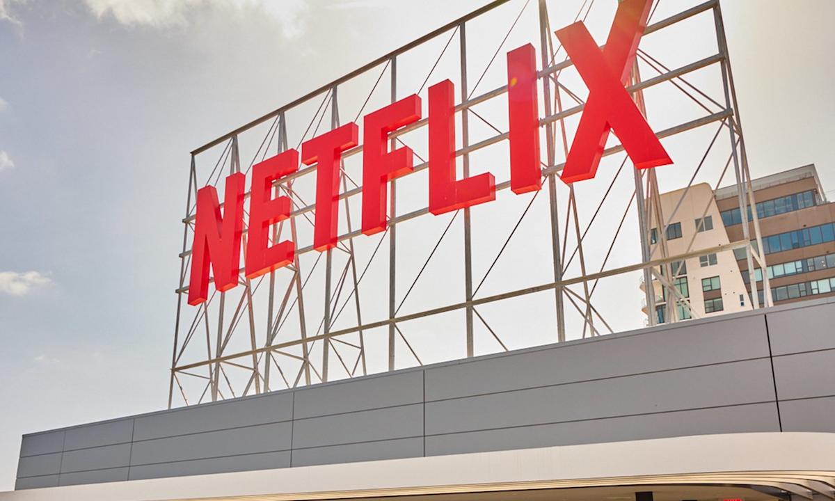 Netflix investește în sport și își ajustează strategia pentru a rămâne relevant în fața creșterii serviciilor de streaming&nbsp; De câțiva ani, tranziția de la televiziunea tradițională către platformele de streaming digital a schimbat fundamental modul în care românii accesează conținutul media