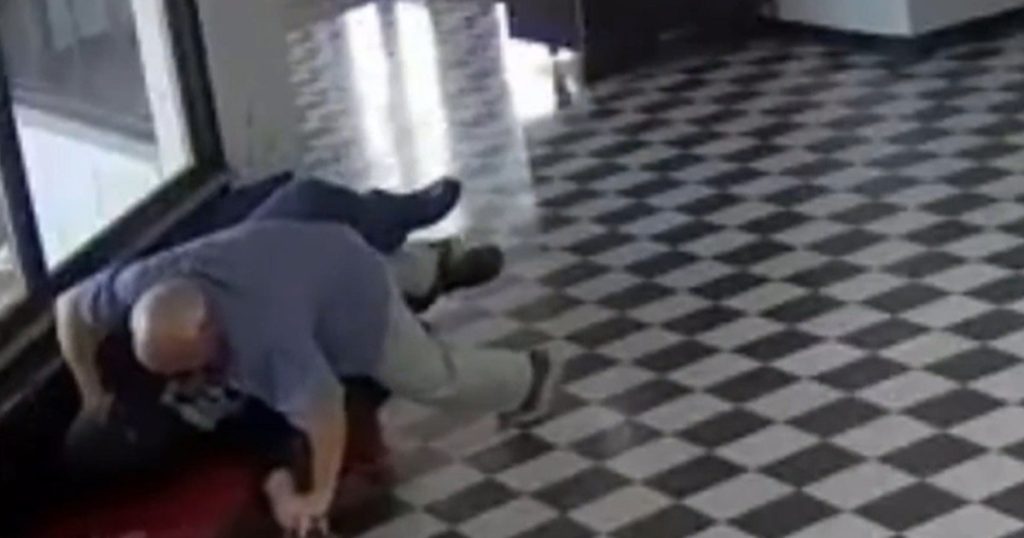 Director erou în SUA: S-a aruncat asupra unui tânăr cu armă