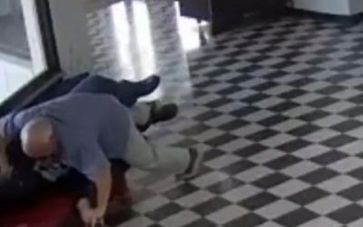 Director erou în SUA: S-a aruncat asupra unui tânăr cu armă