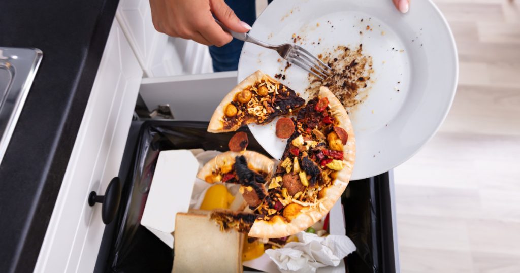 România, groapa de gunoi a mâncării: 3,4 milioane tone risipite anual