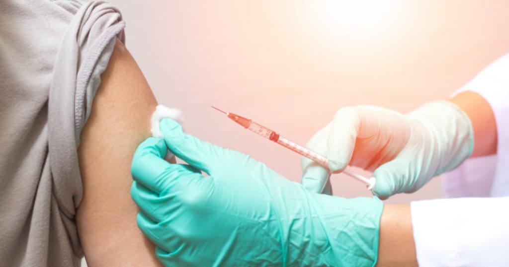 Ministrul Sănătăţii recunoaşte dificultăţile în convingerea populaţiei româneşti pentru vaccinare în contextul unui eventual nou val pandemic Alexandru Rogobete, ministrul Sănătăţii, a făcut recent o declaraţie ce poate fi interpretată ca o clarificare a poziţiei oficiale în cazul unor situaţii extreme generate de o posibilă nouă pandemie