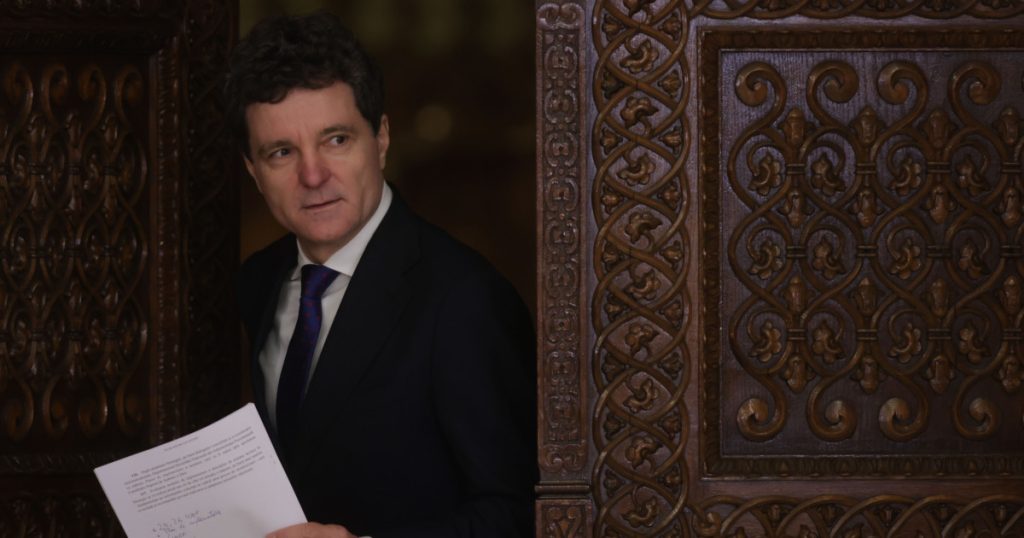 Nicușor Dan, atac la CCR: Ce motive are șeful Capitalei vs. guvernanța de stat