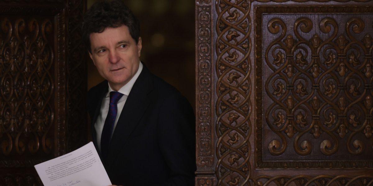 Nicușor Dan, atac la CCR: Ce motive are șeful Capitalei vs. guvernanța de stat