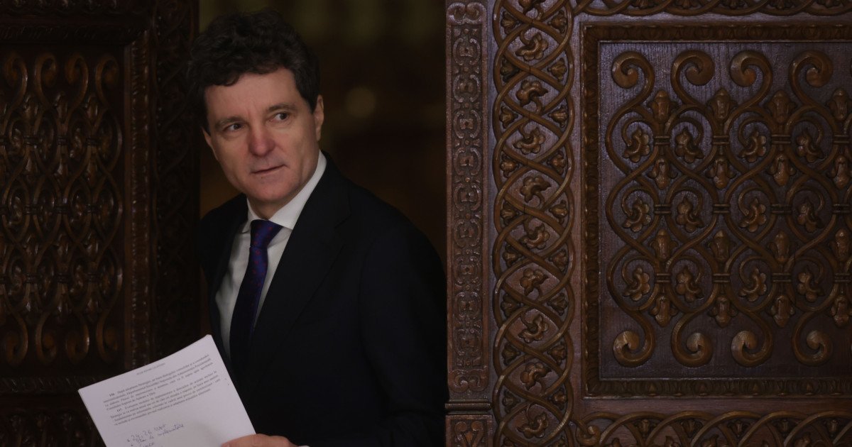 Nicușor Dan, atac la CCR: Ce motive are șeful Capitalei vs. guvernanța de stat