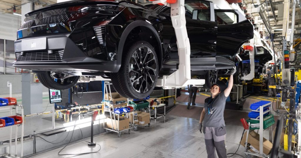 Renault dă afară masiv: Până la 20% din ingineri, pe făraș în doi ani